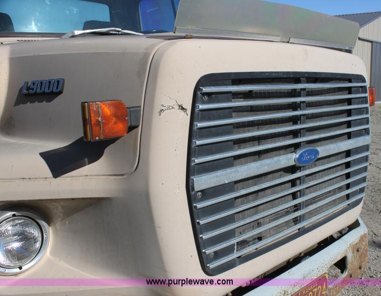 image for item H7292 1993 Ford LTS9000 semi truck