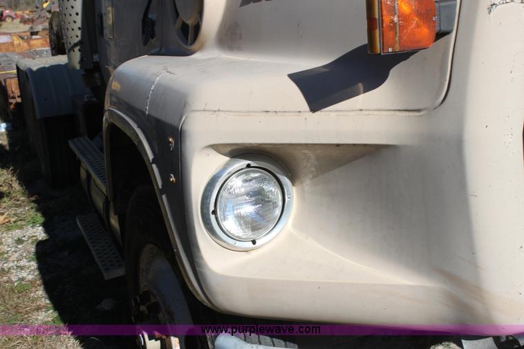 image for item H7292 1993 Ford LTS9000 semi truck