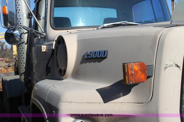 image for item H7292 1993 Ford LTS9000 semi truck