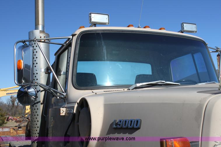 image for item H7292 1993 Ford LTS9000 semi truck