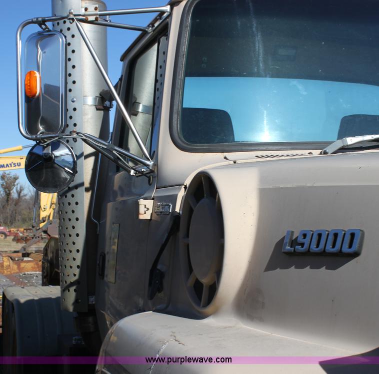 image for item H7292 1993 Ford LTS9000 semi truck