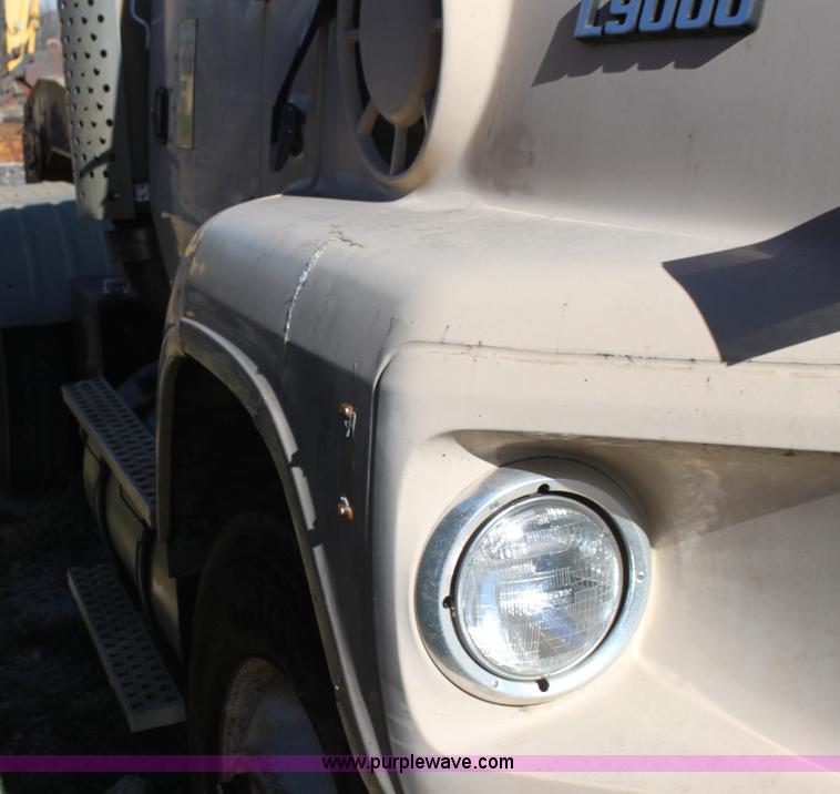 image for item H7292 1993 Ford LTS9000 semi truck