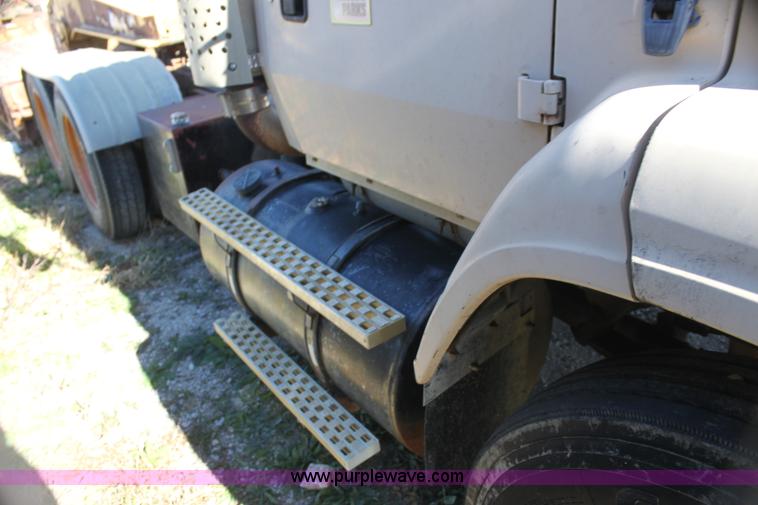 image for item H7292 1993 Ford LTS9000 semi truck