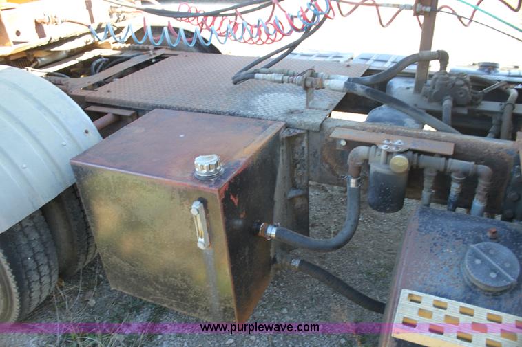 image for item H7292 1993 Ford LTS9000 semi truck