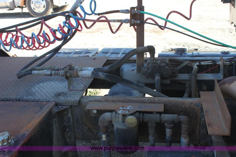 image for item H7292 1993 Ford LTS9000 semi truck