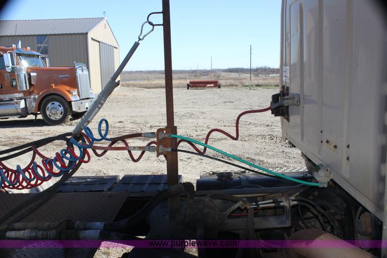 image for item H7292 1993 Ford LTS9000 semi truck