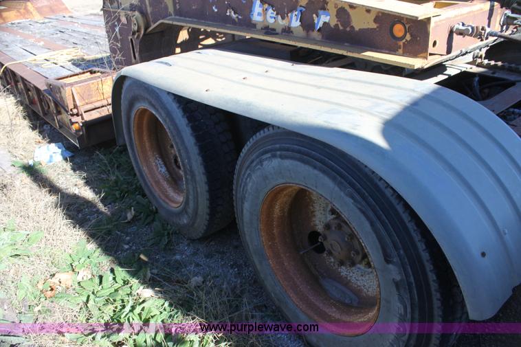 image for item H7292 1993 Ford LTS9000 semi truck