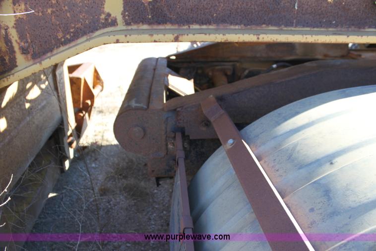 image for item H7292 1993 Ford LTS9000 semi truck