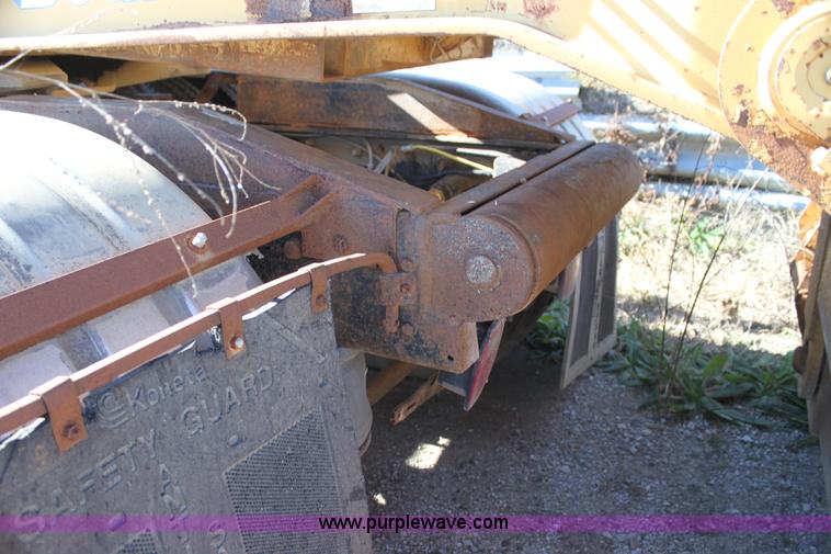 image for item H7292 1993 Ford LTS9000 semi truck