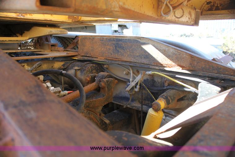 image for item H7292 1993 Ford LTS9000 semi truck