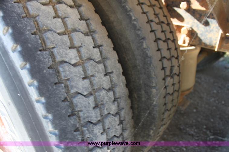 image for item H7292 1993 Ford LTS9000 semi truck