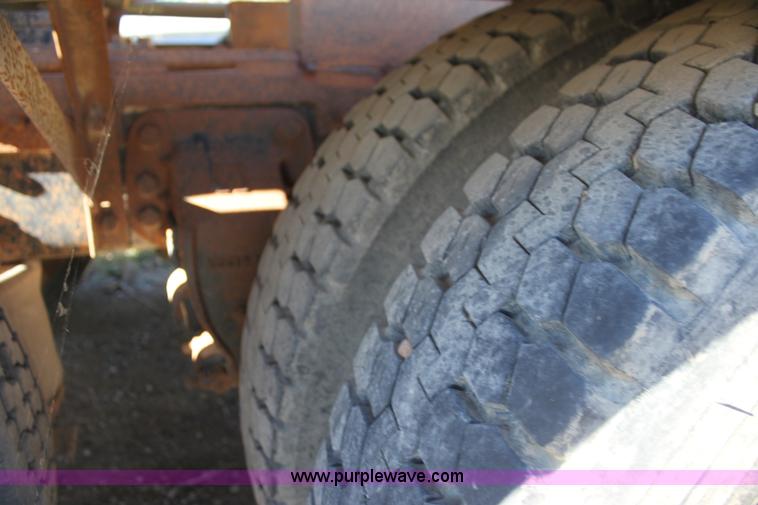 image for item H7292 1993 Ford LTS9000 semi truck