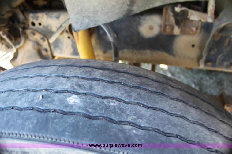 image for item H7292 1993 Ford LTS9000 semi truck