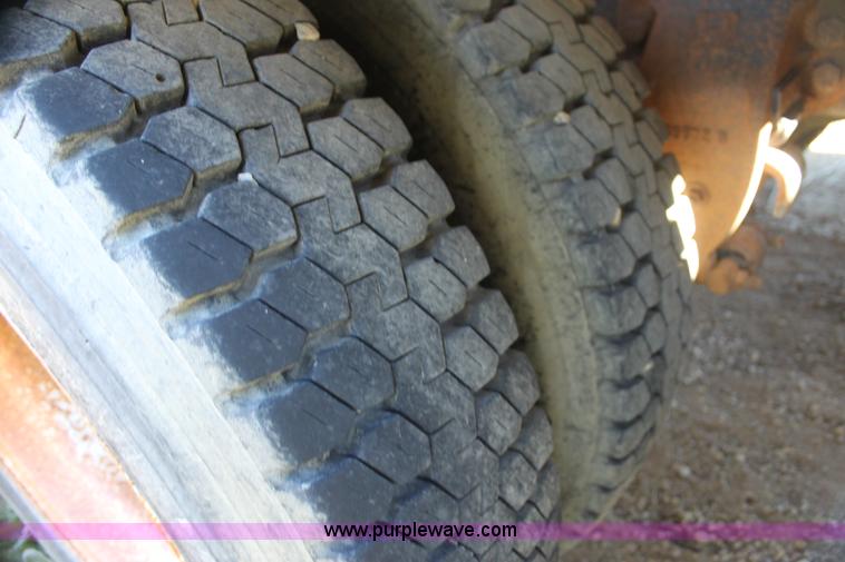 image for item H7292 1993 Ford LTS9000 semi truck