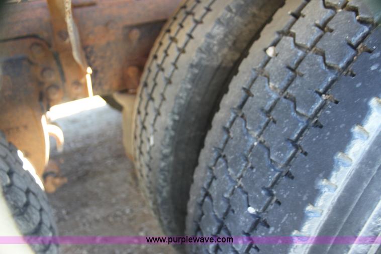 image for item H7292 1993 Ford LTS9000 semi truck