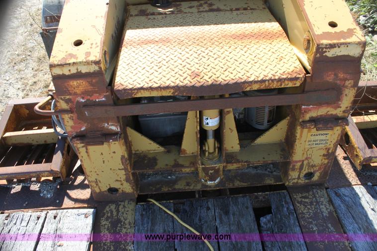 image for item H7293 1997 Eager Beaver 50 ton lowboy trailer