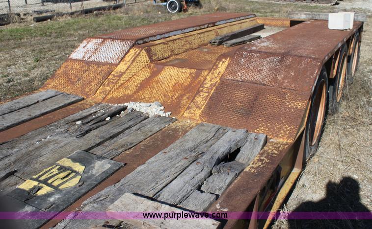 image for item H7293 1997 Eager Beaver 50 ton lowboy trailer