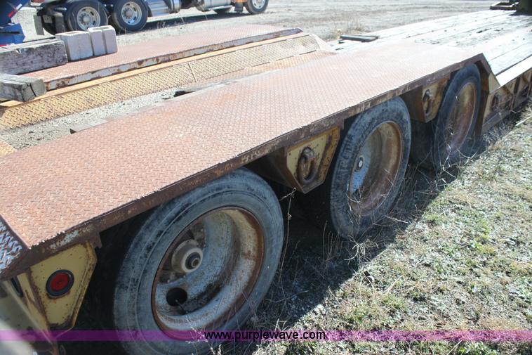 image for item H7293 1997 Eager Beaver 50 ton lowboy trailer