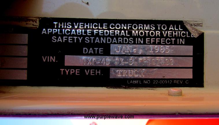 image for item H7297 1985 Peterbilt 349 dump truck