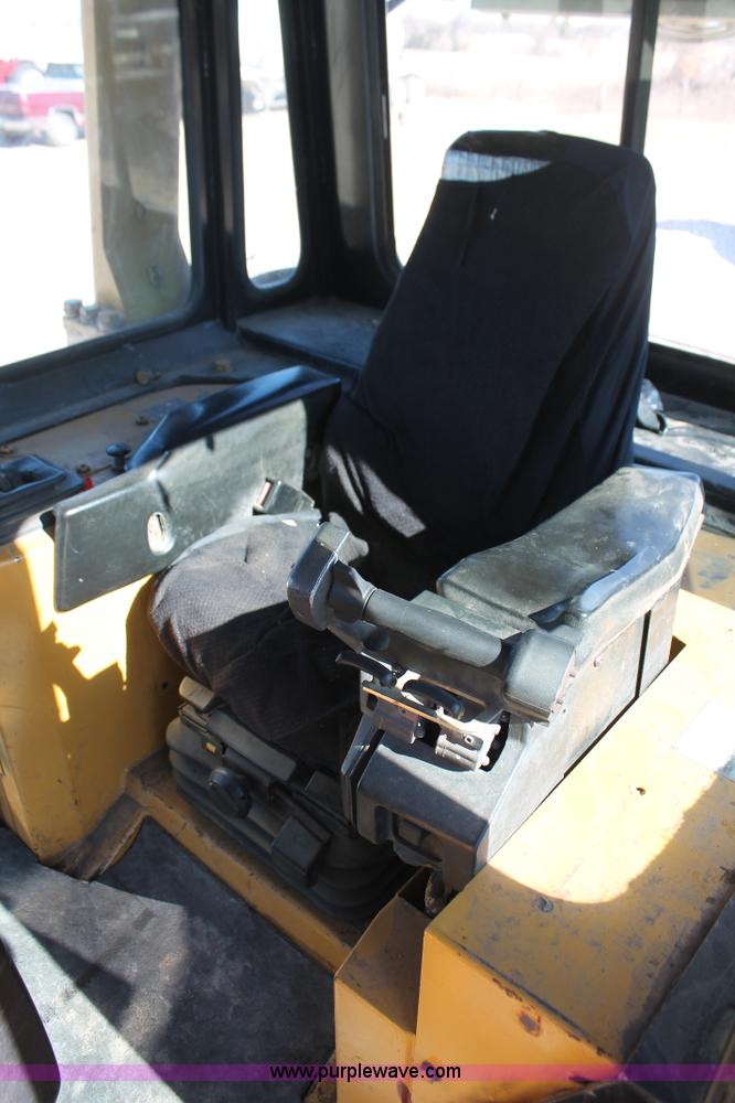 image for item H8288 1997 Caterpillar D6M LGP dozer