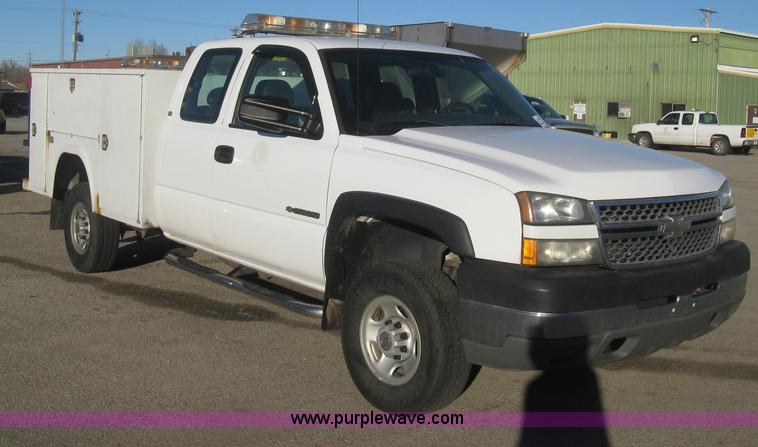 image for item I5726 2005 Chevrolet Silverado 2500HD Ext. Cab utility truck