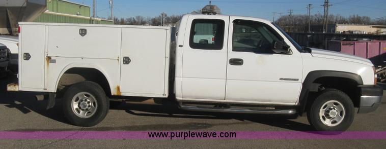 image for item I5726 2005 Chevrolet Silverado 2500HD Ext. Cab utility truck