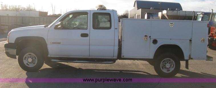 image for item I5726 2005 Chevrolet Silverado 2500HD Ext. Cab utility truck
