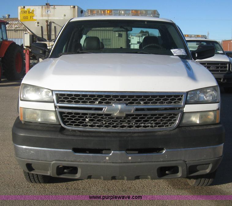 image for item I5726 2005 Chevrolet Silverado 2500HD Ext. Cab utility truck