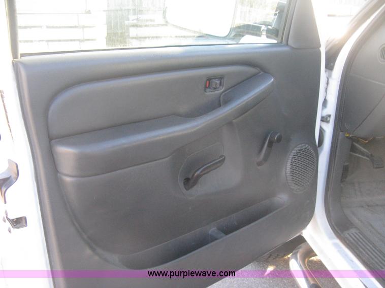 image for item I5726 2005 Chevrolet Silverado 2500HD Ext. Cab utility truck