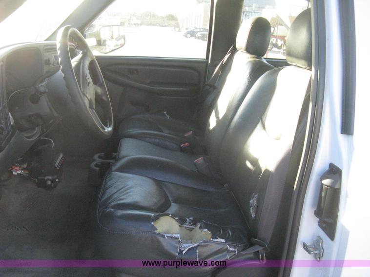 image for item I5726 2005 Chevrolet Silverado 2500HD Ext. Cab utility truck