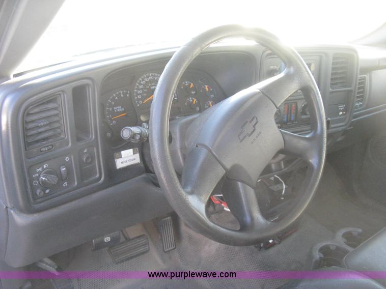 image for item I5726 2005 Chevrolet Silverado 2500HD Ext. Cab utility truck
