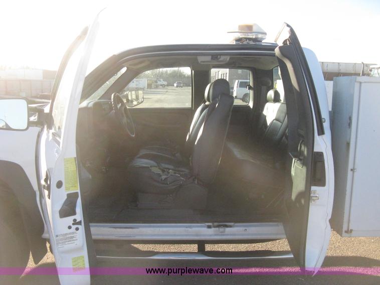 image for item I5726 2005 Chevrolet Silverado 2500HD Ext. Cab utility truck