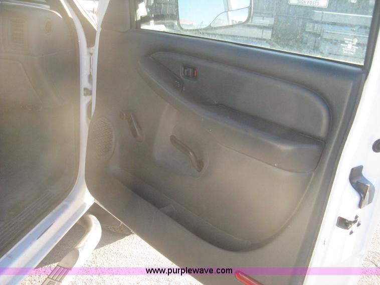 image for item I5726 2005 Chevrolet Silverado 2500HD Ext. Cab utility truck