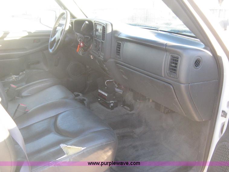 image for item I5726 2005 Chevrolet Silverado 2500HD Ext. Cab utility truck