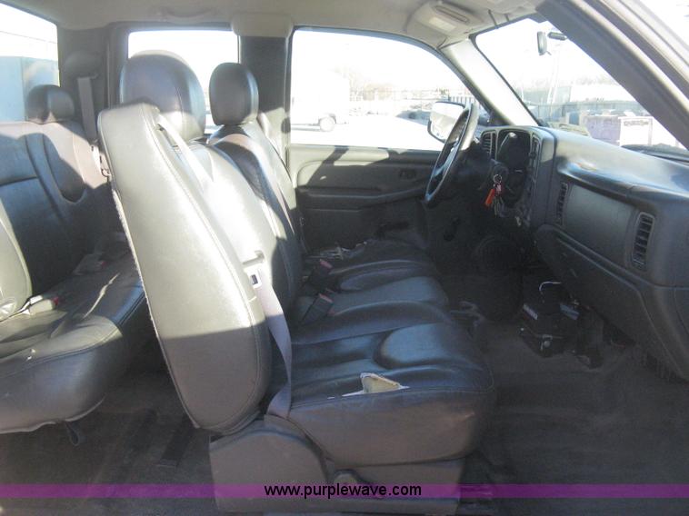 image for item I5726 2005 Chevrolet Silverado 2500HD Ext. Cab utility truck