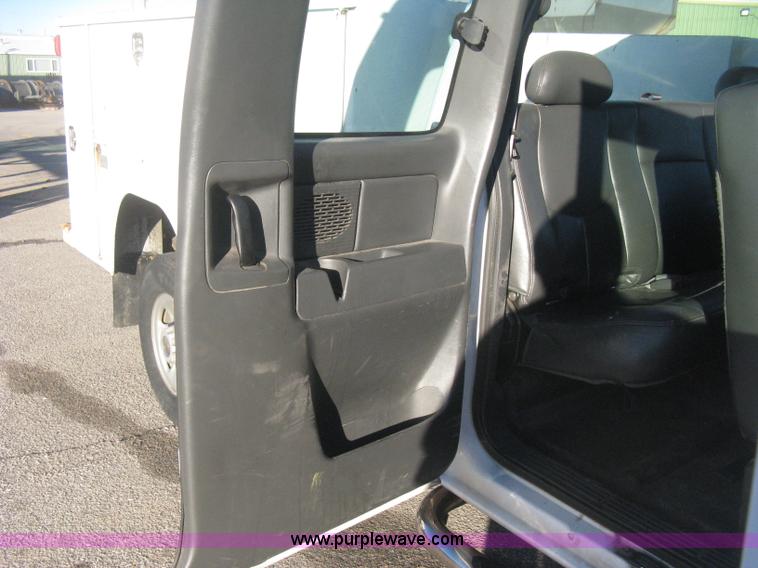 image for item I5726 2005 Chevrolet Silverado 2500HD Ext. Cab utility truck