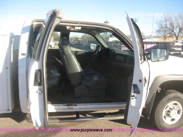 image for item I5726 2005 Chevrolet Silverado 2500HD Ext. Cab utility truck