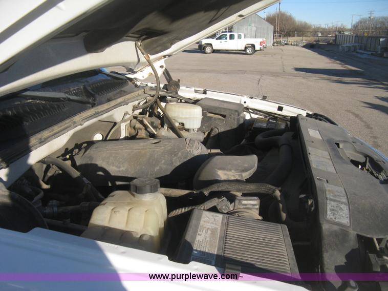 image for item I5726 2005 Chevrolet Silverado 2500HD Ext. Cab utility truck