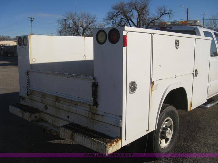 image for item I5726 2005 Chevrolet Silverado 2500HD Ext. Cab utility truck