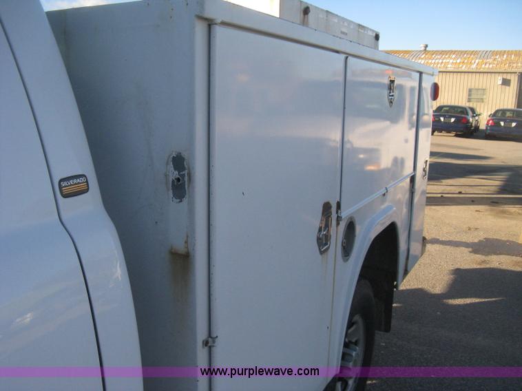 image for item I5726 2005 Chevrolet Silverado 2500HD Ext. Cab utility truck