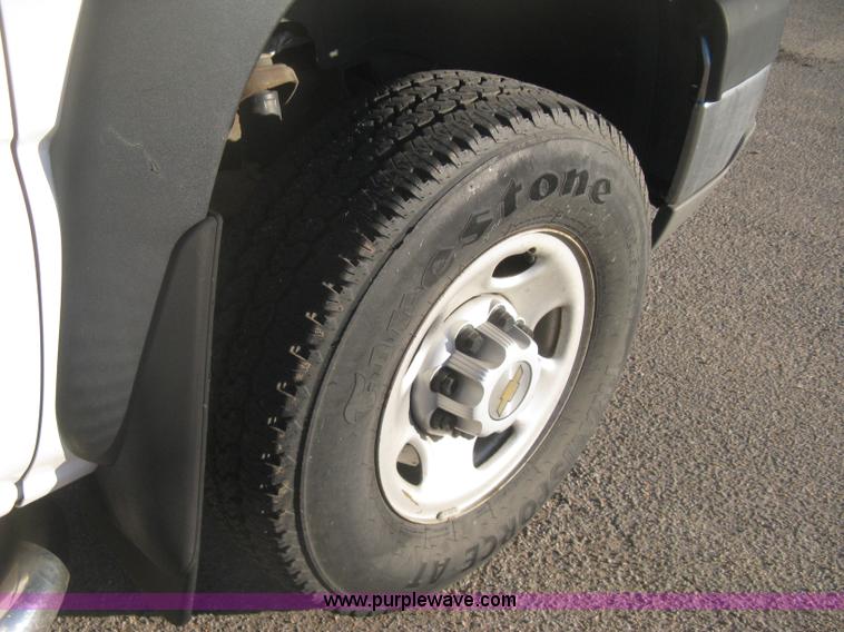 image for item I5726 2005 Chevrolet Silverado 2500HD Ext. Cab utility truck