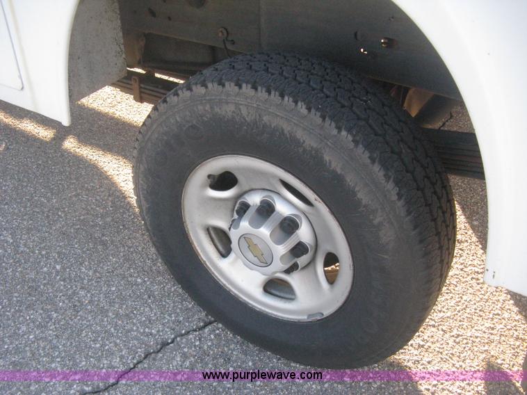 image for item I5726 2005 Chevrolet Silverado 2500HD Ext. Cab utility truck