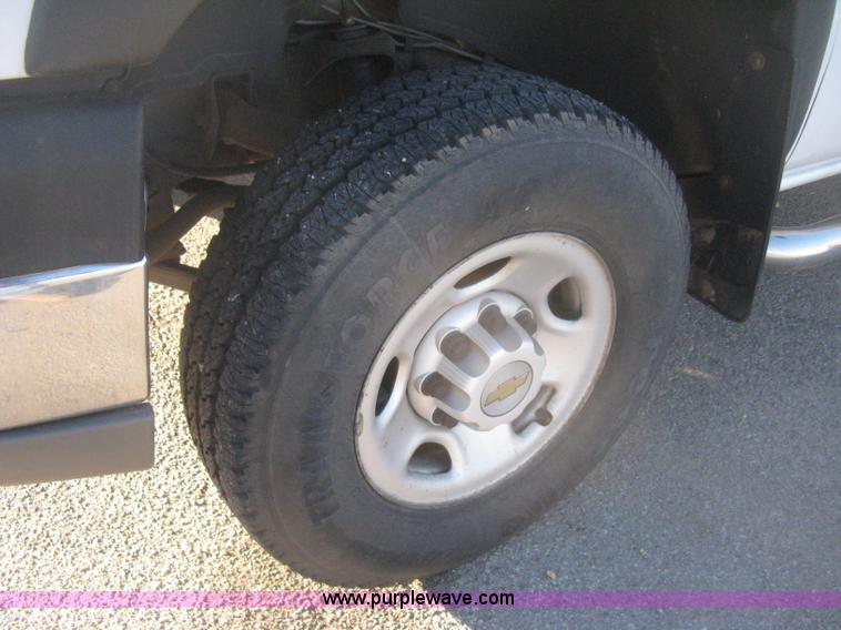 image for item I5726 2005 Chevrolet Silverado 2500HD Ext. Cab utility truck