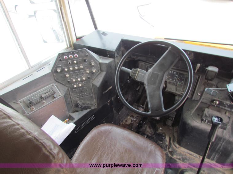 image for item AE9074 1998 International 3800 school bus