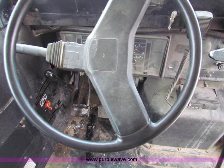 image for item AE9074 1998 International 3800 school bus