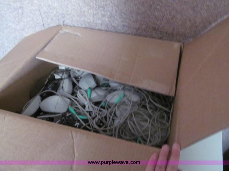 image for item AY9975 Assorted electronics