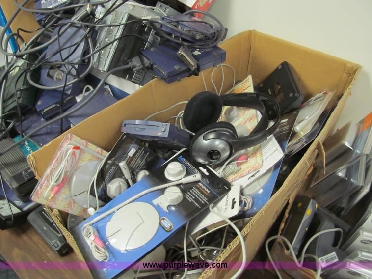 image for item AY9988 Assorted electronics