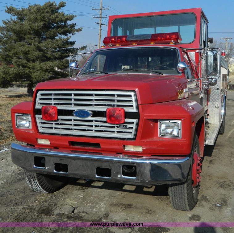 image for item D6085 1988 Ford F800 pumper fire truck