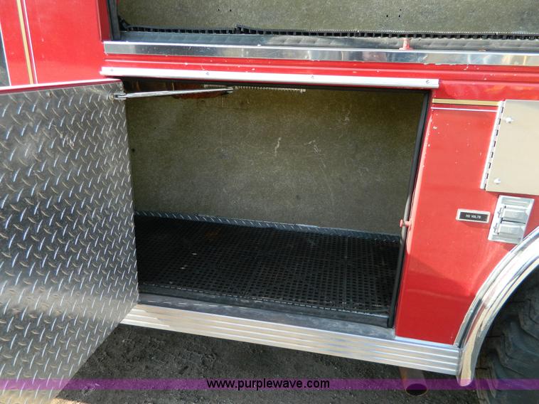 image for item D6085 1988 Ford F800 pumper fire truck