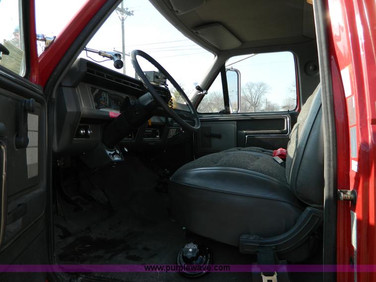 image for item D6085 1988 Ford F800 pumper fire truck